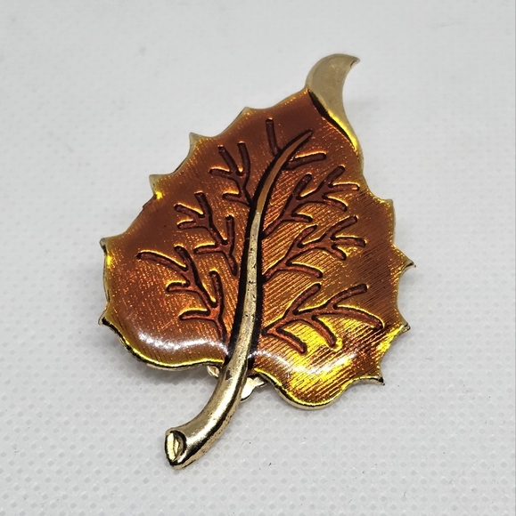 VINTAGE ONE OF A KIND GOLD TONE LEAF ENAMEL RETRO COLLECTIBLE EARRINGS. - Picture 3 of 4